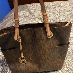 Michael Kors Jet Setter Shoulder Bag